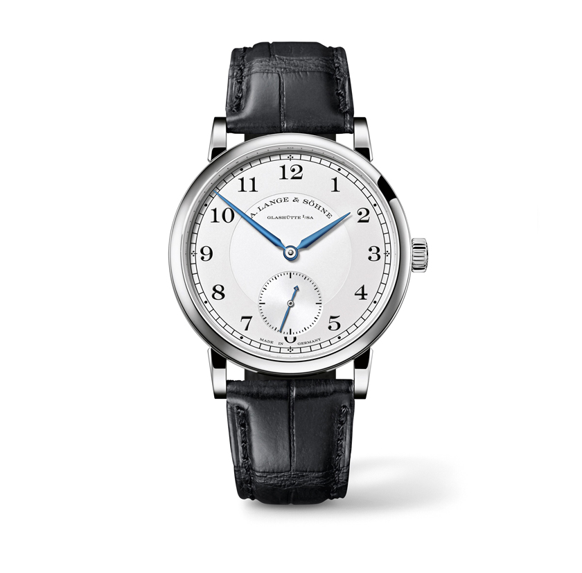 A. Lange & Söhne 1815 mit silbernem Zifferblatt, blauen Zeigern und schwarzem Lederarmband.