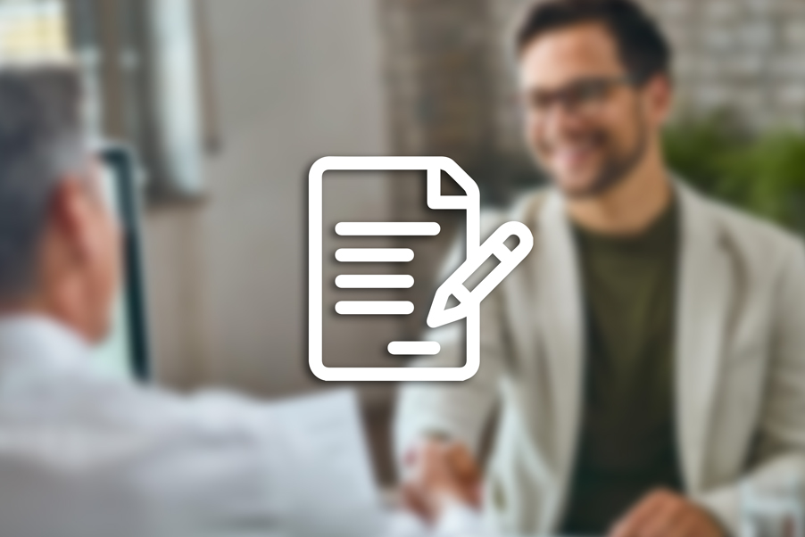 Symbol für Angebot und Vertragsabschluss – weißes Icon eines Dokuments mit Stift vor unscharfem Hintergrund zweier Personen, die sich die Hand geben.