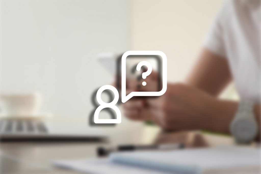Symbolische Darstellung einer Angebotsanfrage – unscharfer Hintergrund mit einer Person, die ein Smartphone in der Hand hält, darüber ein Icon einer Person mit Sprechblase und Fragezeichen.