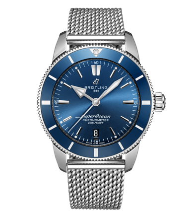 Breitling Superocean Heritage II mit blauem Zifferblatt und Milanaise-Edelstahlarmband.