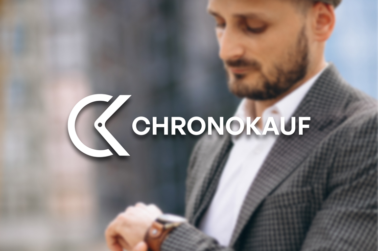 Mann im Anzug blickt auf seine Uhr, daneben das Chronokauf-Logo – Symbol für Vertrauen und Professionalität beim Luxusuhrenverkauf