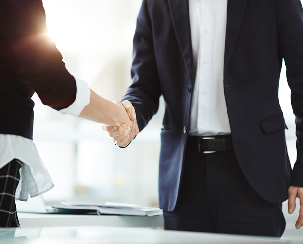 Handschlag zwischen zwei Geschäftspartnern