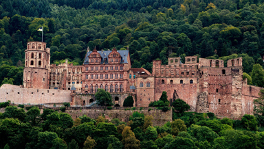 Blick auf das historische Heidelberger Schloss, umgeben von dichtem Grün, Symbolbild für „Rolex verkaufen in Heidelberg“
