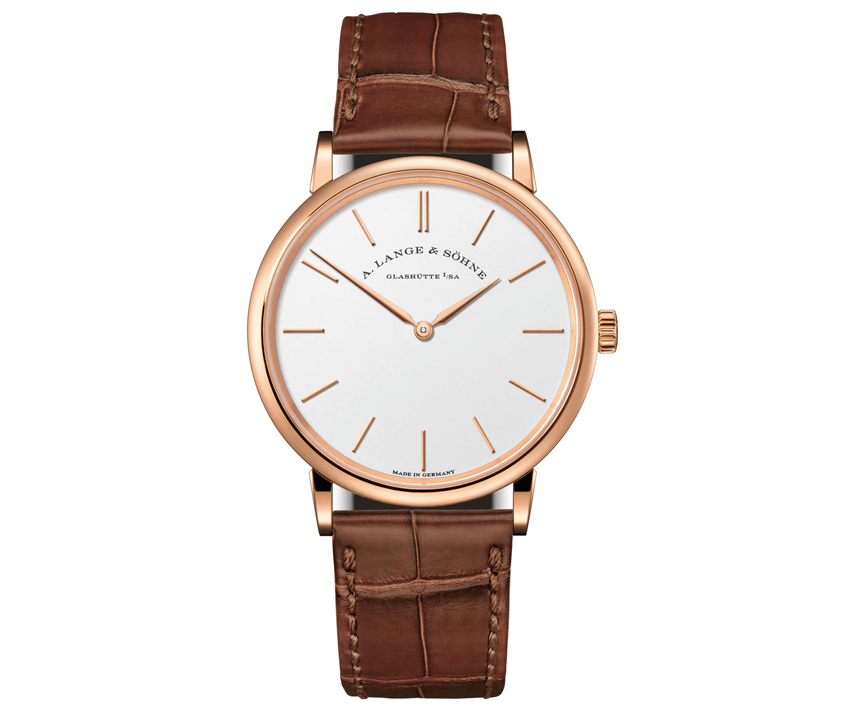 A. Lange & Söhne Saxonia in Roségold mit weißem Zifferblatt und braunem Lederarmband.