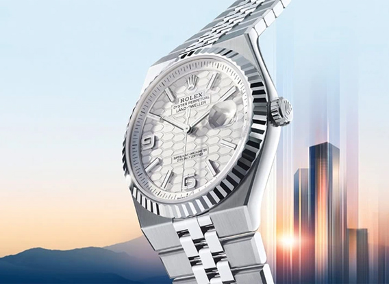 Rolex Armbanduhr aus Edelstahl mit silbernem Zifferblatt vor modernem Skyline-Hintergrund – Symbolfoto für die Wertbestimmung einer Rolex