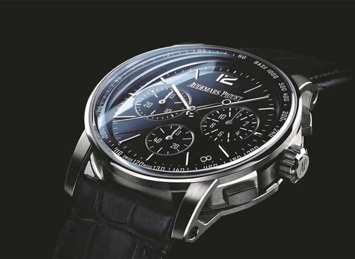 Luxuriöse Armbanduhr Audemars Piguet mit schwarzem Zifferblatt und Lederarmband – Symbolfoto für die Wertbestimmung beim Uhrenverkauf