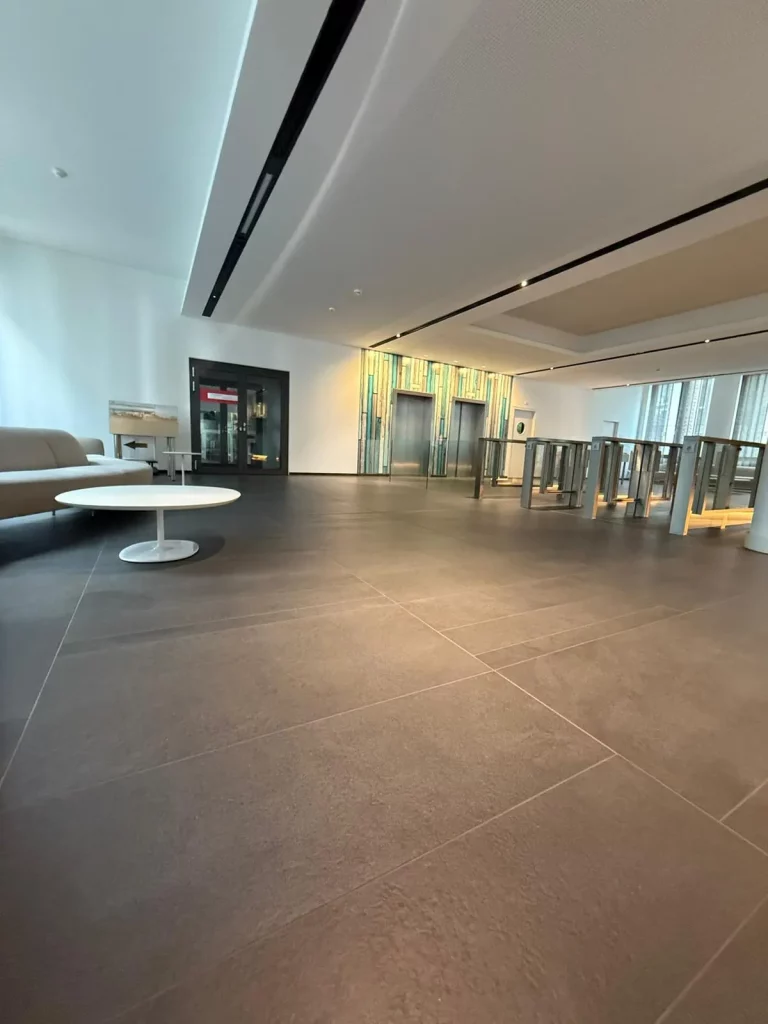 Moderner Chronokauf Standort in Hamburg für diskreten Luxusuhren Ankauf im professionellen Businessgebäude