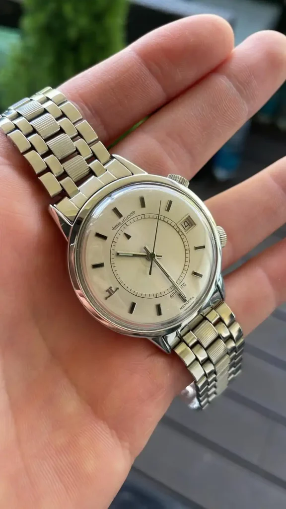 Persönliche Begutachtung einer Luxusuhr von Jaeger LeCoultre bei der professionellen Wertermittlung durch Chronokauf in Hamburg