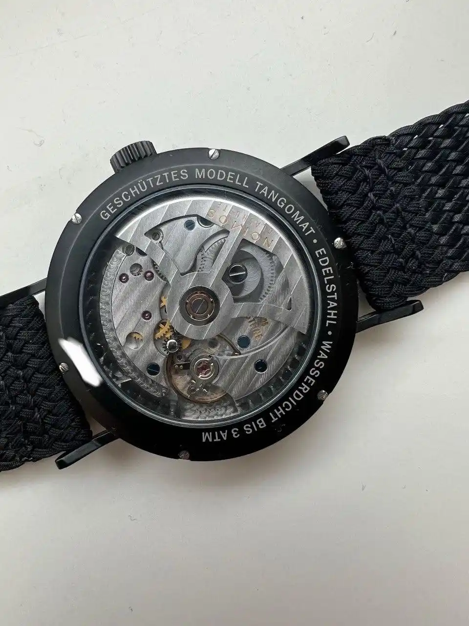 Detailaufnahme eines Nomos Glashütte Automatik Uhrwerks für die professionelle Bewertung hochwertiger Luxusuhren in Süddeutschland