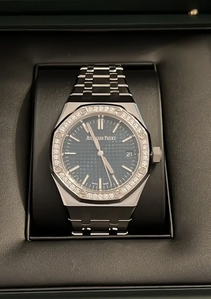 Audemars Piguet Royal Oak mit Diamantlünette beim Luxusuhren Ankauf in Hamburg