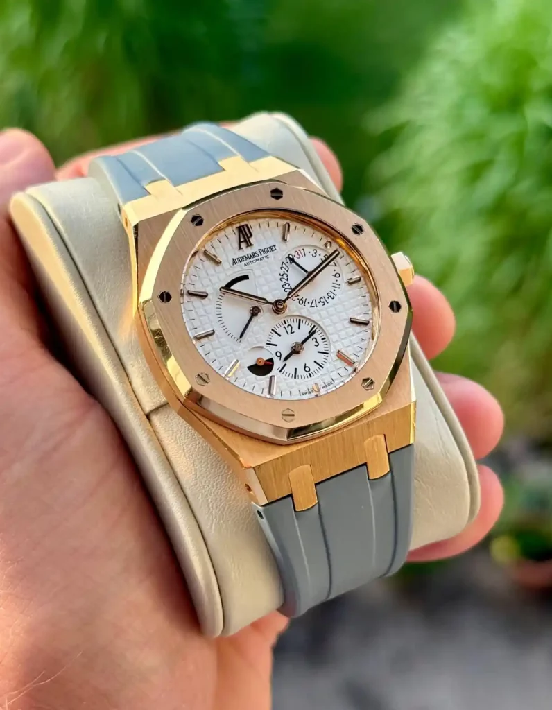 Audemars Piguet Royal Oak aus Roségold mit grauem Kautschukarmband beim Luxusuhren Ankauf in Hamburg