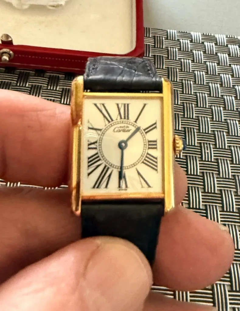 Cartier Tank aus Gold mit schwarzem Lederarmband beim Cartier Ankauf in Hamburg
