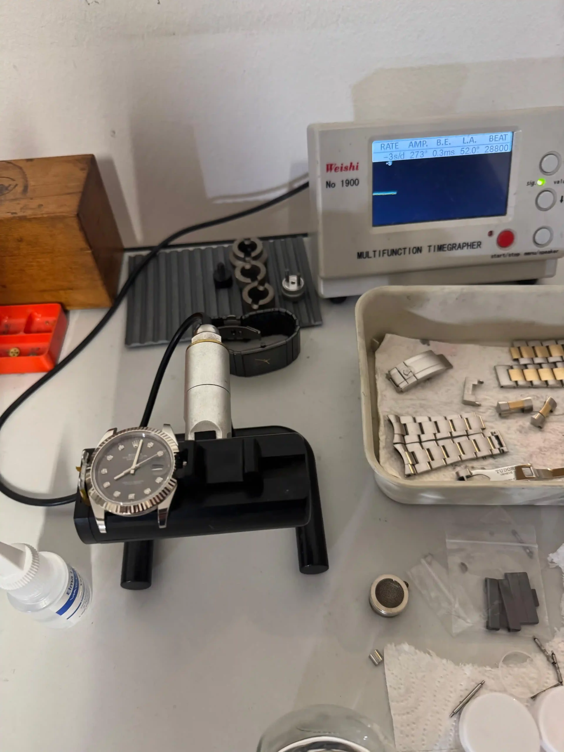 Professionelle Echtheitsprüfung einer Luxusuhr mit Timegrapher bei der Erkennung von Fälschungen in Hamburg