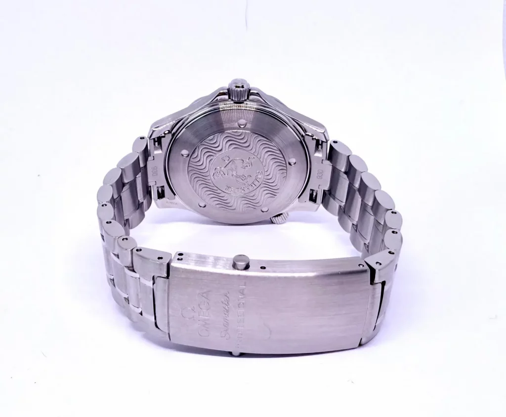 Rückseite einer Omega Seamaster mit Edelstahlarmband für Omega Ankauf und Bewertung in Hamburg