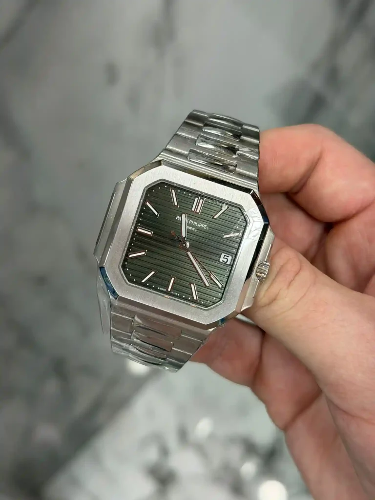 Patek Philippe Cubitus aus Edelstahl mit grünem Zifferblatt beim Luxusuhren Ankauf in Hamburg