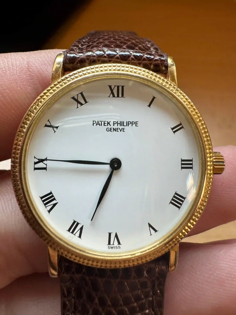 Patek Philippe Golduhr mit weißem Zifferblatt und braunem Lederarmband für Patek Philippe Ankauf in Hamburg