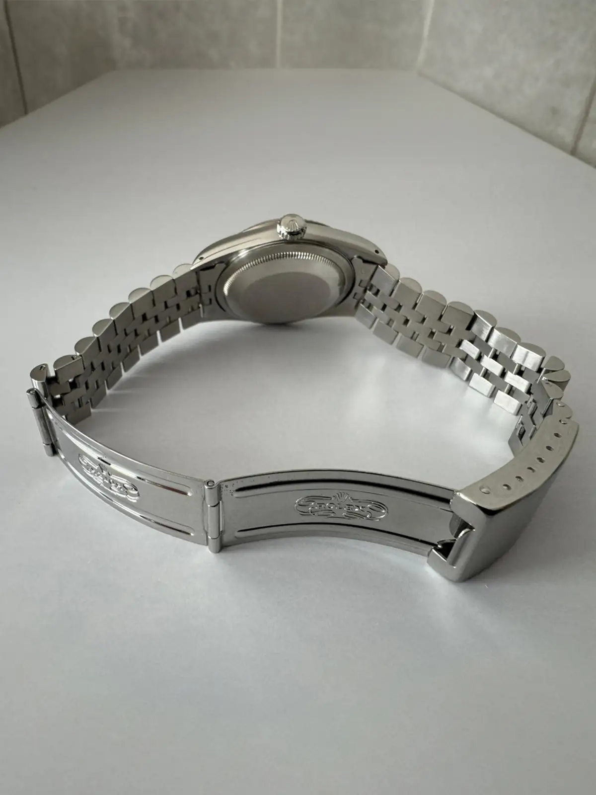 Rückseite einer Rolex Uhr mit Edelstahlarmband und originaler Rolex Schließe