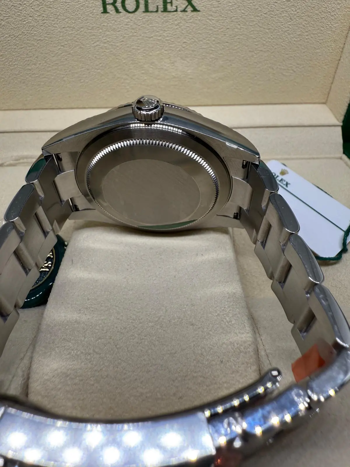 Detailaufnahme einer Rolex zur Erkennung von Fälschungen bei der professionellen Luxusuhrenprüfung in Hamburg