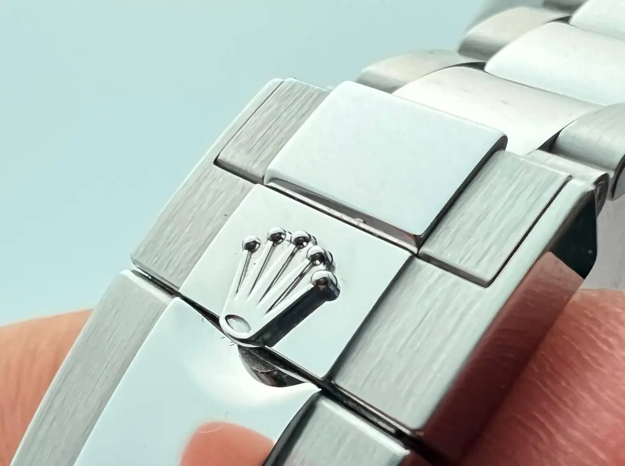 Makroaufnahme einer Rolex Schließe zur Erkennung von Fälschungen anhand von Kronenlogo und Verarbeitung