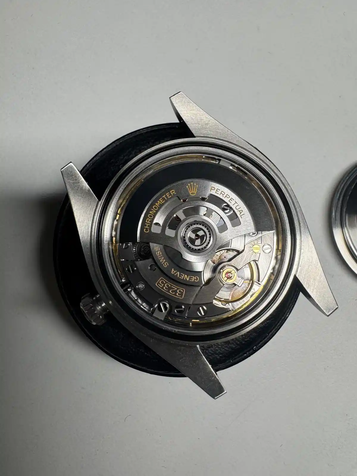 Geöffnetes Rolex Uhrwerk bei der professionellen Erkennung von Fälschungen und Echtheitsprüfung