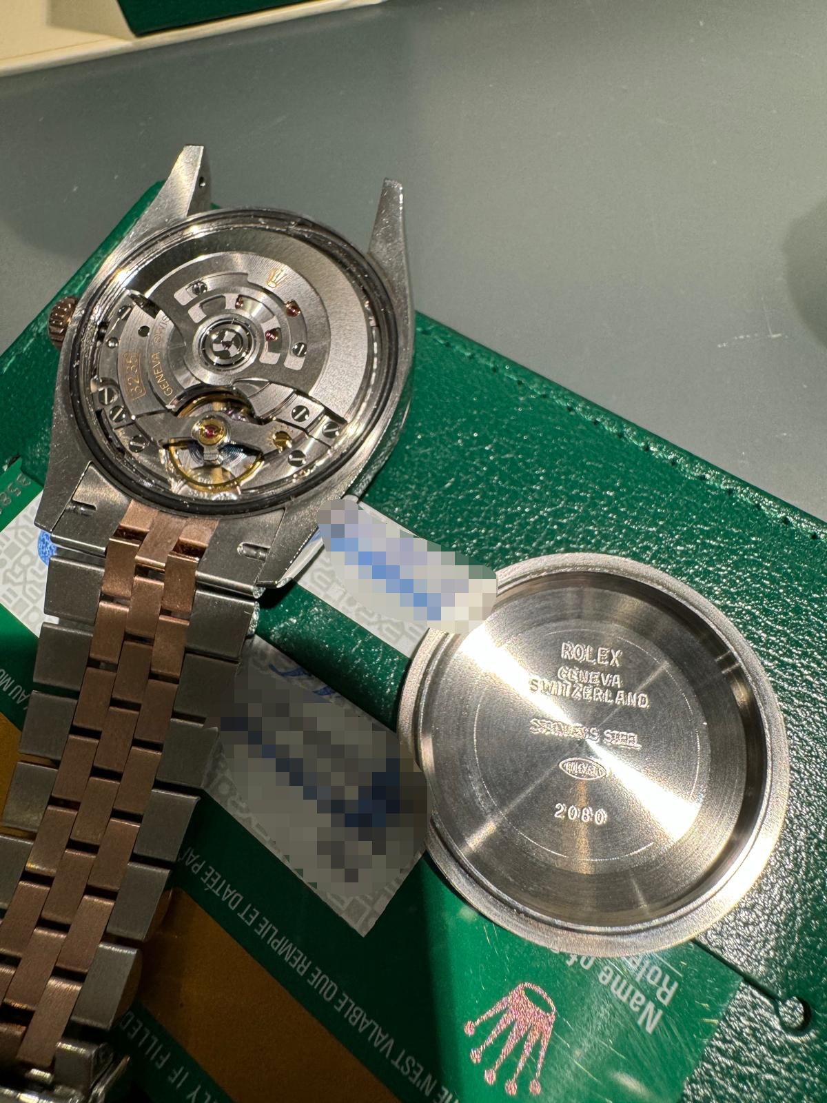 Geöffnete Rolex Uhr mit sichtbarem Uhrwerk und Referenznummer im Gehäuse